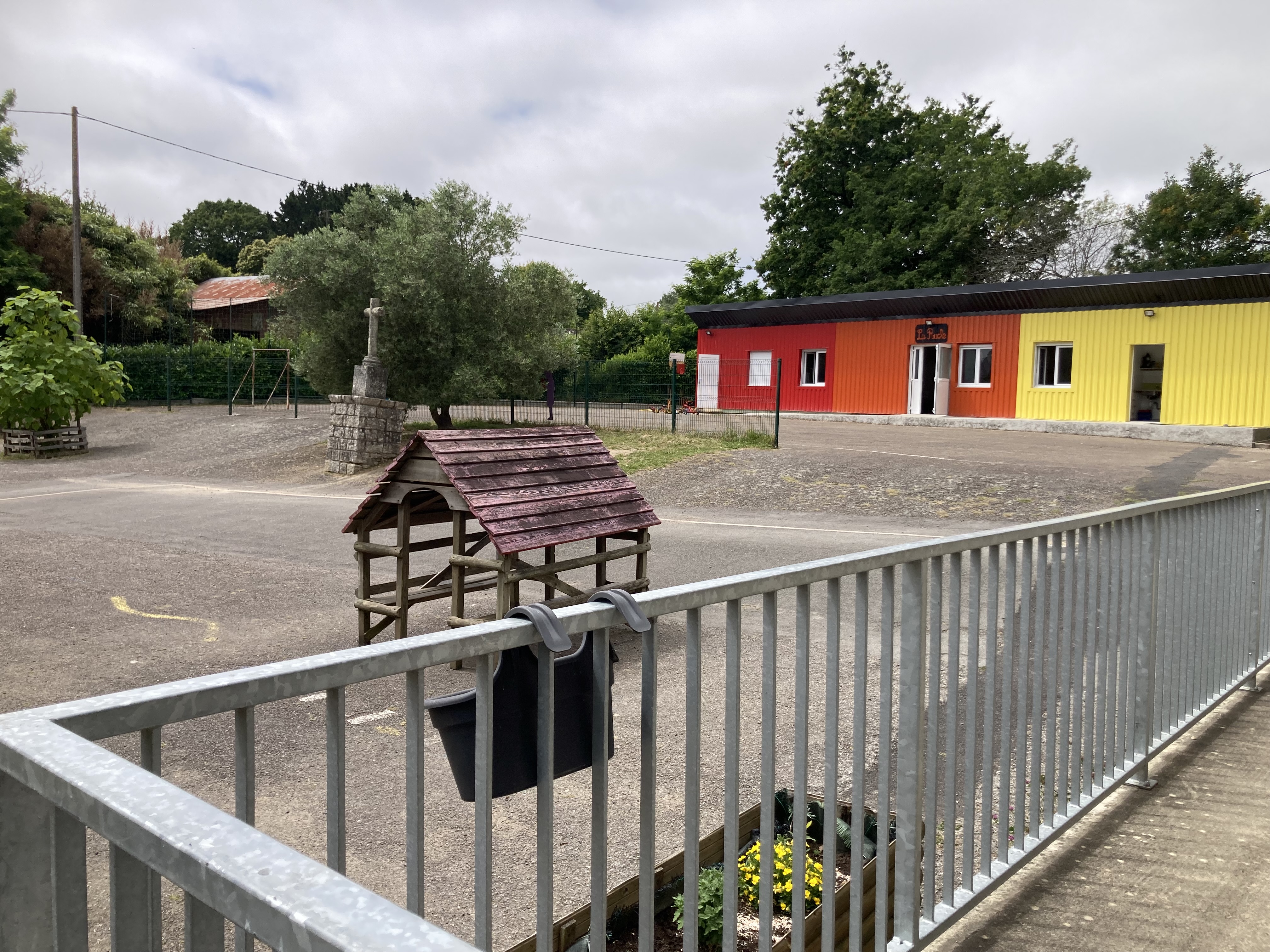 Une photo de la rénovation du préfabriqué "La Ruche" de l'école Saint-Joseph à Saint-Jean la Poterie.