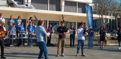 70 collégiens sur scène avec Carlos Núñez à Lorient